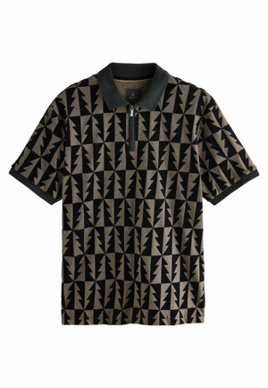 Lyhythihainen polo-paita teksturoidusta kankaasta, jossa on musta-beige geometrinen salamalla kuvio; sisältää vetoketjukauluksen.