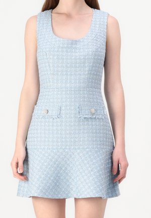 Robe mini sans manches bleu clair texturée avec encolure carrée, taille cintrée et deux poches avant décoratives avec boutons en perles.