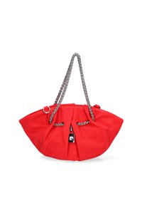 Borsa a tracolla in nylon rosso con un design plissettato, manici in catena argento e dettaglio di chiusura nera sul davanti. Forma ampia e strutturata.