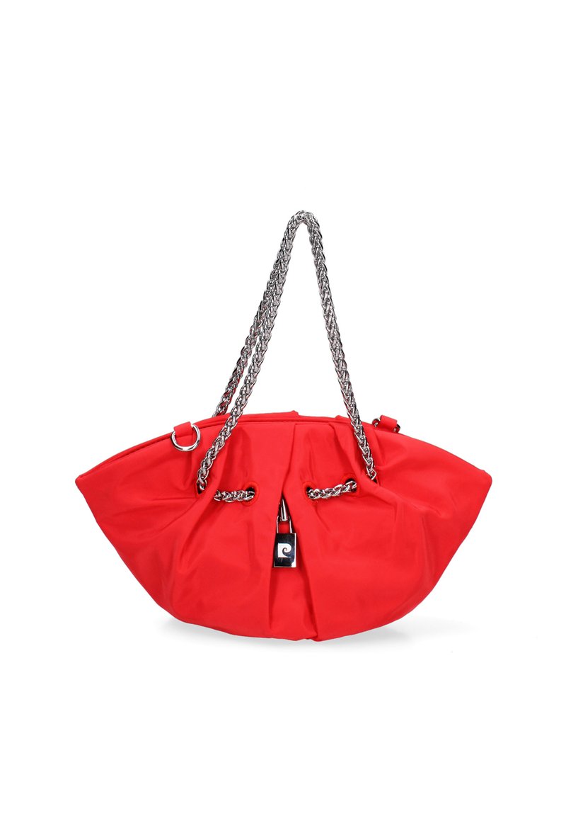 Borsa a tracolla in nylon rosso con un design plissettato, manici in catena argento e dettaglio di chiusura nera sul davanti. Forma ampia e strutturata.