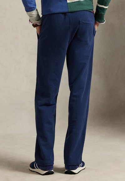 Tamsiai mėlyni laisvalaikio kelnės iš minkštos medžiagos, su užpakaline kišene ir laisva apačia. Apačia šiek tiek siaurėjanti dėl patogumo.