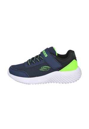 Zapatillas con una parte superior de malla azul marino, detalles en negro, acentos en verde neón y una suela de goma blanca; presentan una correa de Velcro y un diseño de cordones.