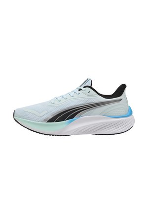 Baskets de course bleu clair avec des accents noirs, tige en maille, col rembourré et semelle intermédiaire blanche. Présente une semelle texturée pour une bonne traction.