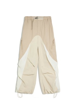 Bershka, TECHNICAL - TROUSERS - Pantalon classique - cream