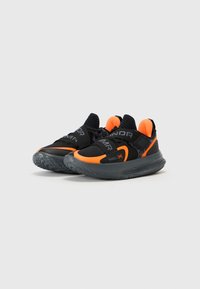 Pantofi sport negri cu accente portocalii, superior texturat, talpă din cauciuc și bandă elastică cu logo. Design ușor pentru performanță.