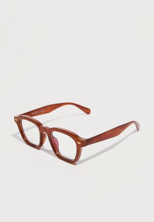 Gafas rectangulares translúcidas marrones con montura gruesa, reposando planas sobre una superficie blanca, mostrando "Pier One" en la patilla.