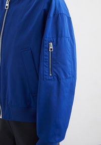 Marc O'Polo BLOUSON DETAILS ZIPPER POCKET ON SLEEVE - Bomberjacks - shiny blue