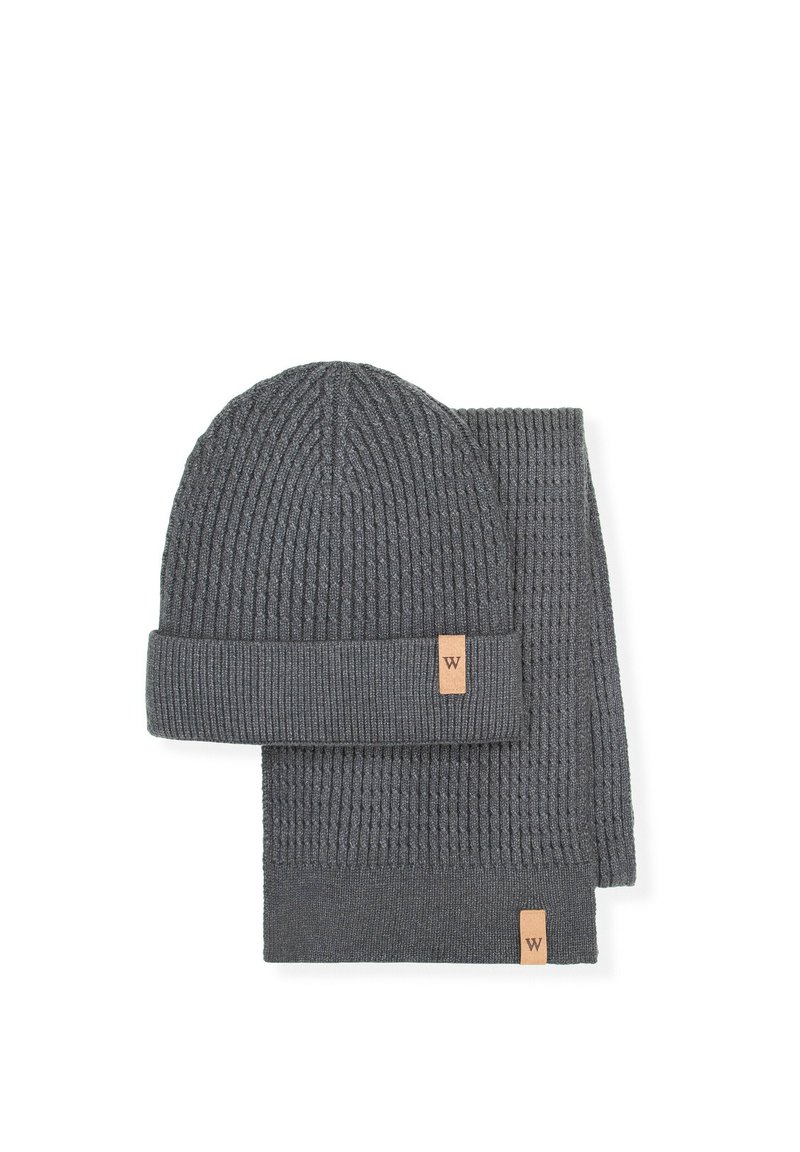 Ciemnoszary zestaw czapki z dzianiny i szalika o prążkowanej fakturze. Każdy element posiada skórzaną metkę z logo "W". Miękki, ciepły materiał.