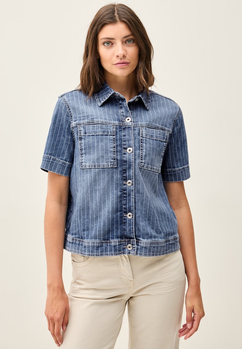 Kurzärmlige Jeansjacke in hellblau mit vertikalen Streifen und zwei Brusttaschen. Verfügt über einen Knopfverschluss und einen bandenförmigen Saum.