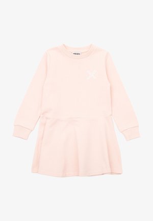 Robe rose pâle à manches longues avec col rond, jupe évasée, poignets côtelés et petit logo blanc Kenzo sur la partie supérieure de la poitrine.