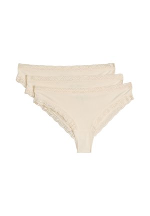 Trzy kremowe damskie majtki bikini ozdobione koronką, ułożone na stosie z falistymi krawędziami i teksturowanym pasem na białym tle.