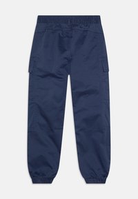Mörkblå cargobyxor med elastisk midja, smalnade byxben och sidofickor för praktisk användning. Tillverkade av lätt och mjukt tyg.