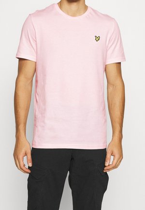 Jasnoróżowy bawełniany T-shirt z okrągłym dekoltem i krótkimi rękawami. Z przodu, po lewej stronie klatki piersiowej, znajduje się małe logo w kształcie żółtego motyla.