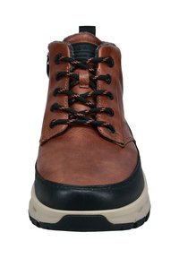 Braune Lederwanderschuhe mit schwarzem Zehenkappen, schwarzen und orangefarbenen Schnürsenkeln und beiger Sohle, von vorne betrachtet.