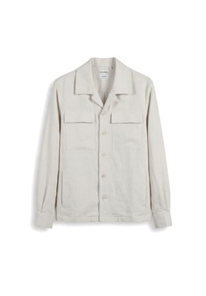 Camisa beige de manga larga con botones, dos bolsillos frontales con solapas y cuello ancho, colocada plana sobre un fondo blanco.