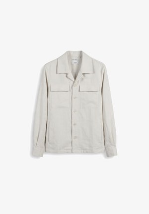 Camisa beige de manga larga con botones, dos bolsillos frontales con solapas y cuello ancho, colocada plana sobre un fondo blanco.