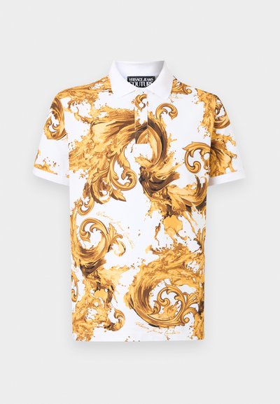 Бяла поло тениска с барокови златисти орнаменти и бяла яка, с етикет Versace Jeans Couture от вътрешната страна на яката.