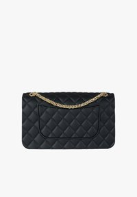 Borsa nera trapuntata con tracolla a catena dorata e tasca anteriore. Realizzata in materiale similpelle, con una superficie liscia e strutturata.