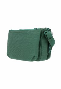 Sac en tissu vert de forme rectangulaire, doté d'une fermeture éclair, d'une sangle réglable et d'une surface texturée avec un motif subtil.