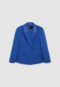 Blazer doppiopetto blu in tessuto liscio, con colletto in raso, due tasche frontali e una forma leggermente strutturata.