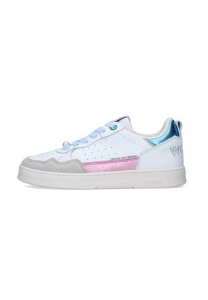 Sneaker bianco con lacci blu, una striscia metallica rosa e dettagli grigi. Presenta una lavorazione forata e una linguetta sul tallone blu lucido.