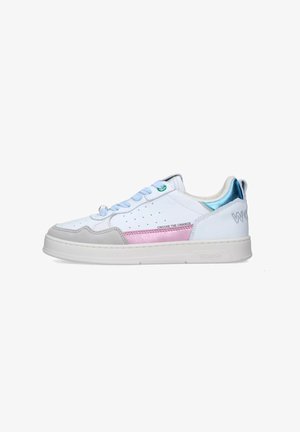 Sneaker bianco con lacci blu, una striscia metallica rosa e dettagli grigi. Presenta una lavorazione forata e una linguetta sul tallone blu lucido.
