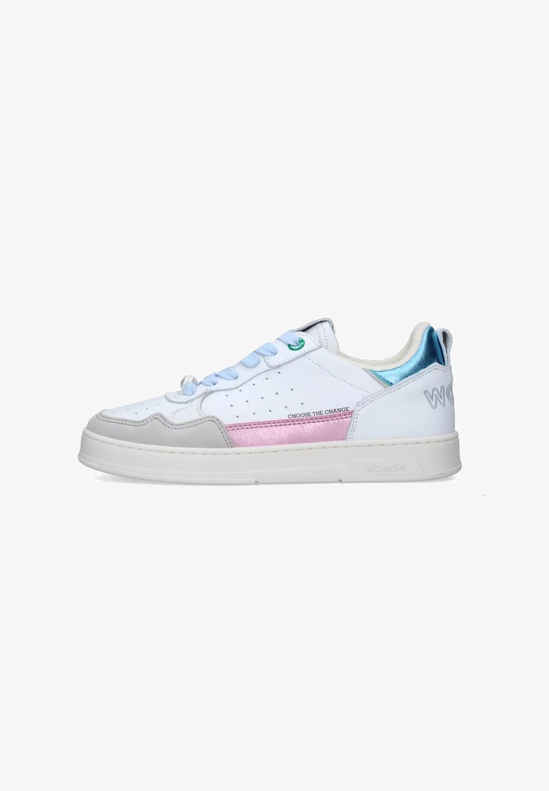Sneaker bianco con lacci blu, una striscia metallica rosa e dettagli grigi. Presenta una lavorazione forata e una linguetta sul tallone blu lucido.