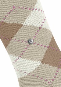 Chaussettes en tricot avec un motif en diamant beige, marron et blanc, rehaussées de coutures roses et d'un détail logo argenté.