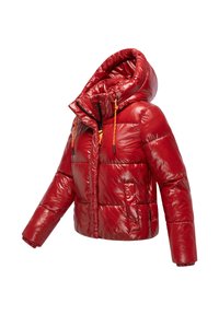 Chaqueta roja acolchada con un acabado brillante, capucha extragrande, cordones naranjas, cremallera frontal y dos bolsillos laterales. Diseño acolchado en toda la prenda.