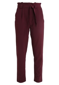 Bordeauxkleurige broek van gladde stof, met een strikceintuur in de taille, plooien aan de voorkant en taps toelopende pijpen.