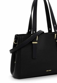 Sort tekstureret læderhåndtaske med dobbelte håndtag, justerbar skulderrem og guldfarvet hardware på hvid baggrund.