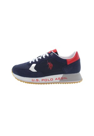 Scarpa da ginnastica blu navy con tomaia in suede e mesh, dettagli rossi, lacci bianchi, logo laterale e suola in gomma testurizzata.