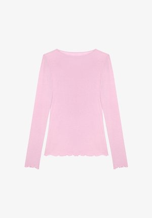 Lichtroze geribbelde top met lange mouwen en geschulpte randen aan de manchetten en zoom, met een ronde halslijn.