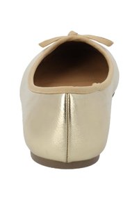Ballet flat in oro metallico con punta rotonda, caratterizzato da una superficie texturizzata, fodera interna color cammello e un fiocco decorativo sul tallone.