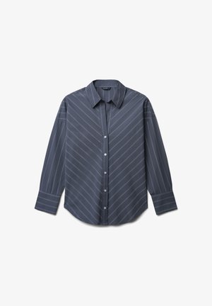 Chemise à manches longues gris foncé avec des rayures verticales blanches. Elle se caractérise par un col classique, une fermeture à boutons à l'avant et une coupe décontractée. Texture de tissu lisse.