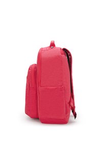 Rosa ryggsäck med en texturerad tyg, två zip-fickor, justerbara axelremmar och en sidoficka. Välbalanserad, rektangulär form.