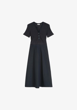 Dunkelblaues Kleid mit kurzen Ärmeln, einem knöpfbaren V-Ausschnitt und einem fließenden Rock, der ein lässiges, stilvolles Design präsentiert.