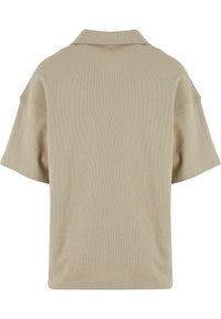 Beige kortermet skjorte med krage, med et teksturert mønster, avslappet passform og rett nederkant. Materialet ser lett og komfortabelt ut.