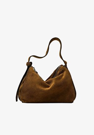 Brązowa zamszowa torba na ramię o zaokrąglonym kształcie, z pojedynczym paskiem i podwójnymi komorami na zamek błyskawiczny po boku.