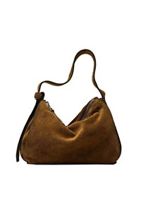 Borsa a spalla in suede marrone con una silhouette curva, dotata di una singola tracolla e doppi scomparti con zip lungo il lato.