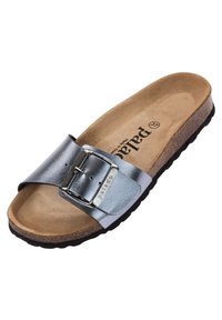 Metallisk silverfärgad slidesandal med en bred rem och spänne, korkfotbädd och strukturerad svart gummisula. Märkesnamnet "palado" tryckt inuti.