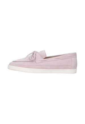 Hellrosa Wildleder-Casual-Slipper mit weißer Gummisohle und dekorativer Schleife oben, von der Seite auf weißem Hintergrund gezeigt.