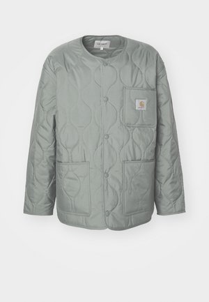 Veste matelassée à manches longues de couleur vert clair, dotée de boutons-pression, de deux poches avant et d'un patch logo carré sur la poitrine.