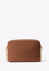 Brun faux læder crossbody taske med en struktureret overflade, rektangulær form, guldkæde-strop og subtil syning langs kanterne.