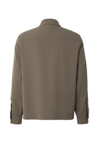 Overhemd met lange mouwen van gestructureerde olijfgroene stof, gezien van achteren met knoopmanchetten en een klassieke kraag.