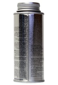 Silverfärgad metallbehållare med skruvkork. Innehåller produktinformation och användningsanvisningar tryckta med svart text på sidan.