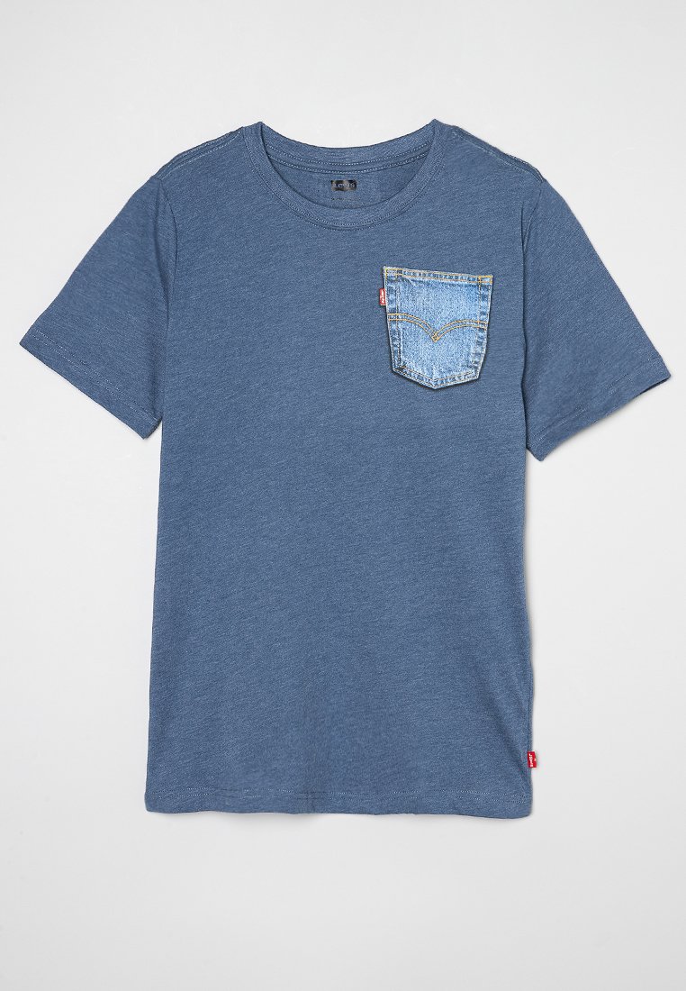 Camiseta corta de manga azul con cuello redondo y un bolsillo de pecho de denim azul claro en contraste sobre un fondo blanco.