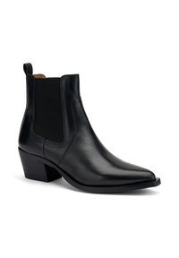 Botín de cuero negro hasta el tobillo con punta afilada, paneles laterales elásticos y un tacón bajo apilado. Diseño minimalista y textura suave.