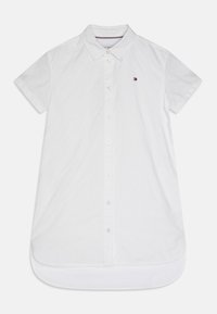 Biała koszula z krótkim rękawem wykonana z bawełny, z zapięciem na guziki, subtelnym wzorem teksturowanym oraz małym logo na klatce piersiowej.