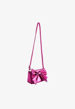Roze metallic handtas met een grote strikdetail aan de voorkant, voorzien van een afneembare schouderband en een zachte, glanzende textuur.
